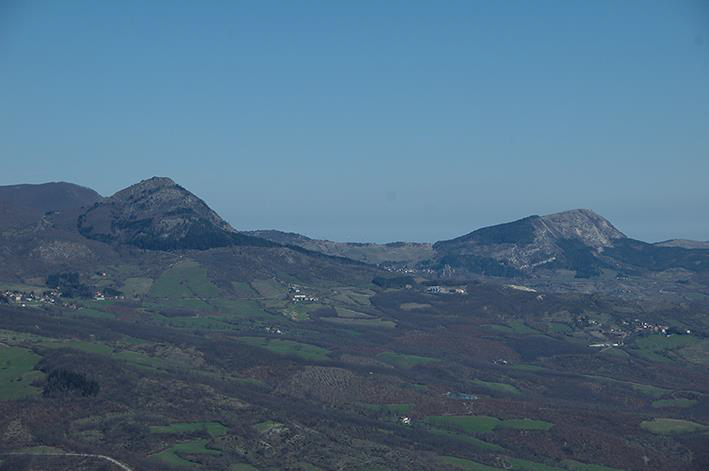 Il Sasso di Castro e il monte Beni dalla dorsale del monte Gazzaro